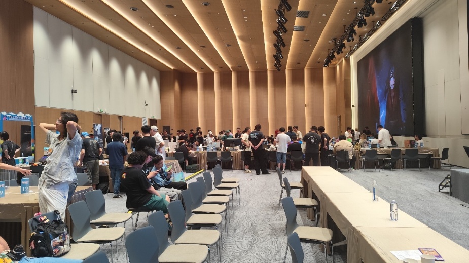 午夜时分仍有玩家在游机会会场内试玩和交流